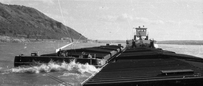 Barjă pe Dunăre. FOTO azopan.ro